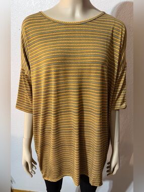 OVERSIZED SMALL NWT  C PICS CLOSET CLEAR OUT ON ALL LULAROE MAKE AN OFFER BUNDLE